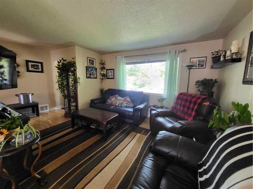 413 27 Street South, Lethbridge, AB - Indoor Photo Showing Living Room