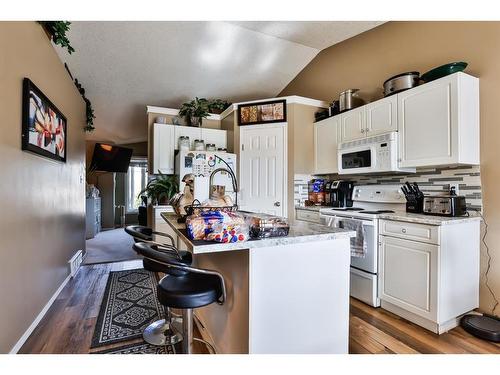 137 Peigan Court West, Lethbridge, AB - Indoor Photo Showing Kitchen