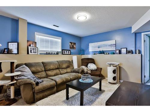 137 Peigan Court West, Lethbridge, AB - Indoor Photo Showing Living Room