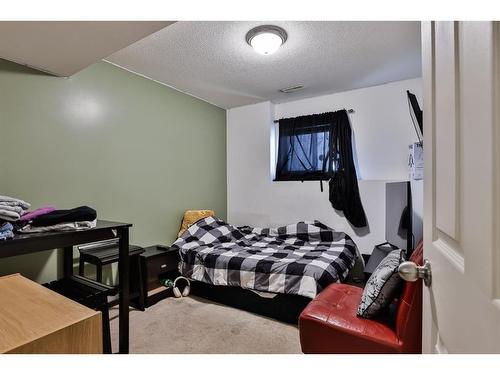 137 Peigan Court West, Lethbridge, AB - Indoor Photo Showing Bedroom