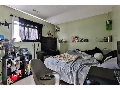 137 Peigan Court West, Lethbridge, AB - Indoor Photo Showing Bedroom