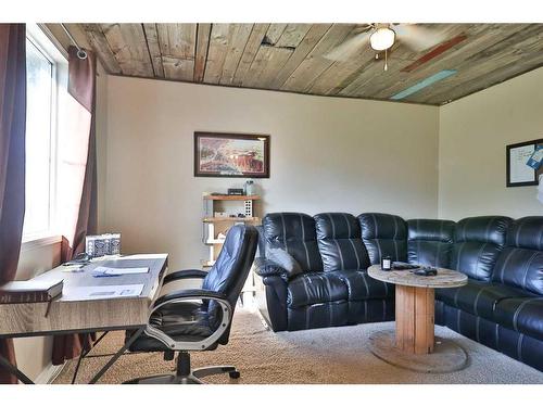 483 N 100 E, Raymond, AB - Indoor Photo Showing Office