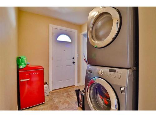 483 N 100 E, Raymond, AB - Indoor Photo Showing Laundry Room