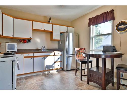 483 N 100 E, Raymond, AB - Indoor Photo Showing Kitchen