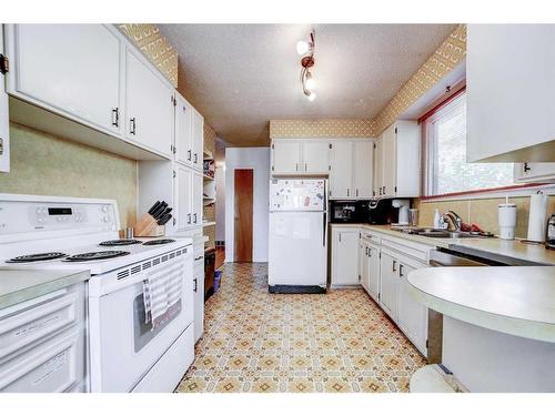 1722 16 Avenue South, Lethbridge, AB - Indoor Photo Showing Kitchen With Double Sink