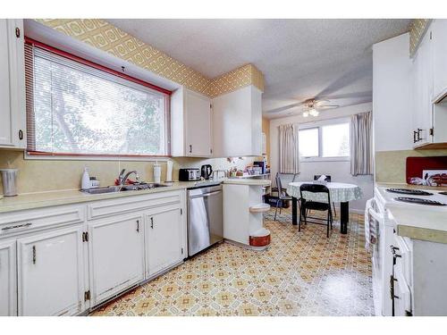 1722 16 Avenue South, Lethbridge, AB - Indoor Photo Showing Kitchen With Double Sink