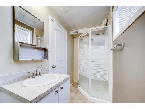 1722 16 Avenue South, Lethbridge, AB - Indoor Photo Showing Bathroom