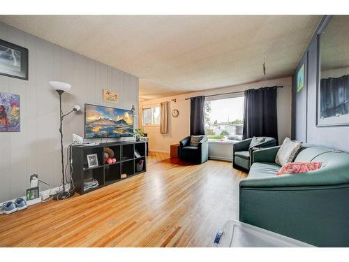 1722 16 Avenue South, Lethbridge, AB - Indoor Photo Showing Living Room