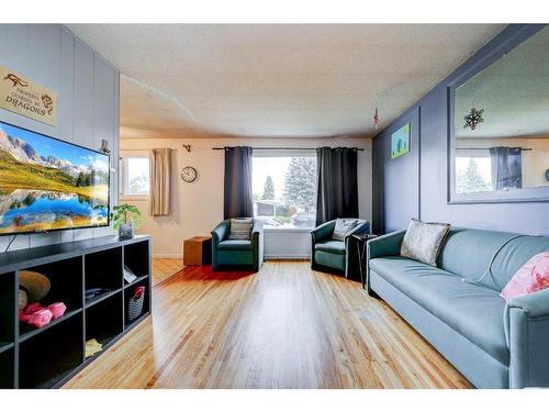 1722 16 Avenue South, Lethbridge, AB - Indoor Photo Showing Living Room