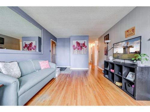 1722 16 Avenue South, Lethbridge, AB - Indoor Photo Showing Living Room