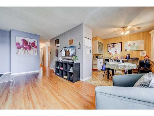 1722 16 Avenue South, Lethbridge, AB - Indoor Photo Showing Living Room