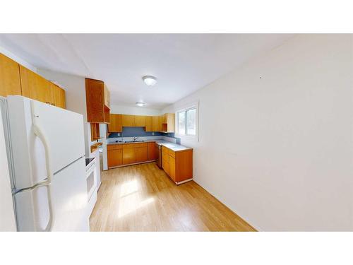 315 12A Street North, Lethbridge, AB - Indoor Photo Showing Kitchen