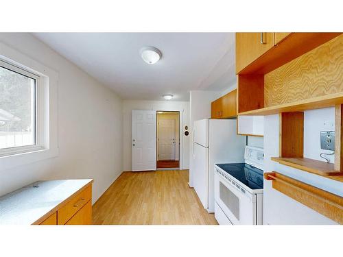 315 12A Street North, Lethbridge, AB - Indoor Photo Showing Kitchen