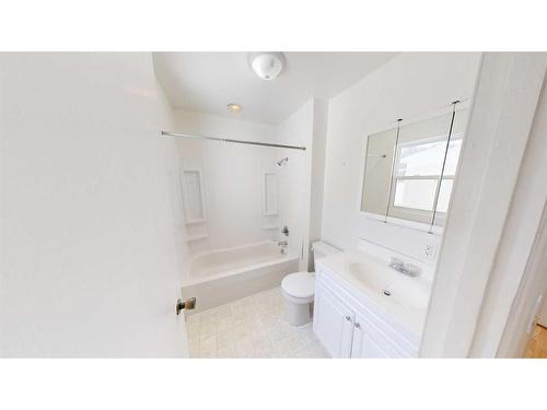 315 12A Street North, Lethbridge, AB - Indoor Photo Showing Bathroom