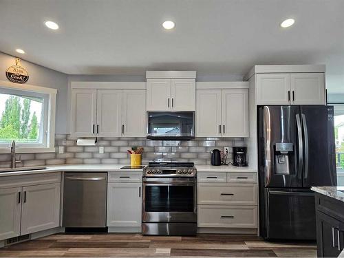 214 Stonecrest Bay West, Lethbridge, AB - Indoor Photo Showing Kitchen With Upgraded Kitchen