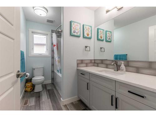 214 Stonecrest Bay West, Lethbridge, AB - Indoor Photo Showing Bathroom