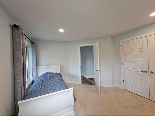 214 Stonecrest Bay West, Lethbridge, AB - Indoor Photo Showing Bedroom