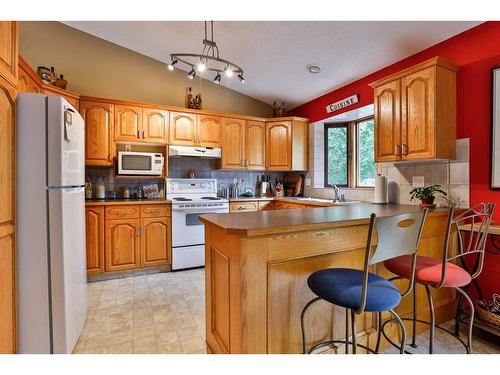 78 Sherwood Crescent West, Lethbridge, AB - Indoor Photo Showing Kitchen