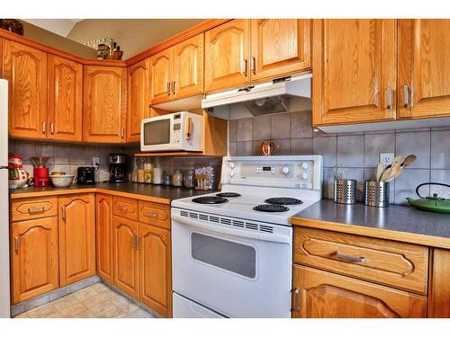 78 Sherwood Crescent West, Lethbridge, AB - Indoor Photo Showing Kitchen