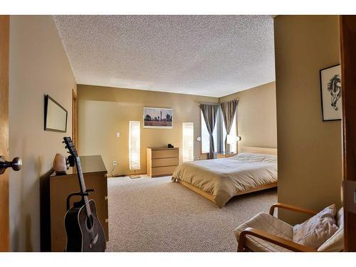 78 Sherwood Crescent West, Lethbridge, AB - Indoor Photo Showing Bedroom