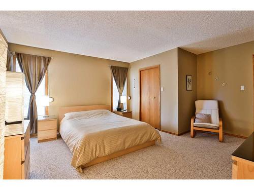 78 Sherwood Crescent West, Lethbridge, AB - Indoor Photo Showing Bedroom