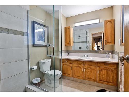 78 Sherwood Crescent West, Lethbridge, AB - Indoor Photo Showing Bathroom