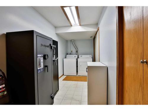 78 Sherwood Crescent West, Lethbridge, AB - Indoor Photo Showing Laundry Room