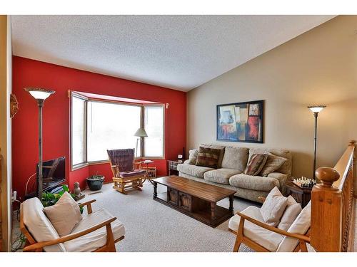 78 Sherwood Crescent West, Lethbridge, AB - Indoor Photo Showing Living Room