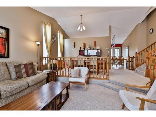 78 Sherwood Crescent West, Lethbridge, AB - Indoor Photo Showing Living Room