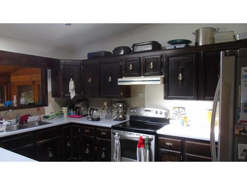 652 22 Street, Fort Macleod, AB - Indoor Photo Showing Kitchen With Double Sink