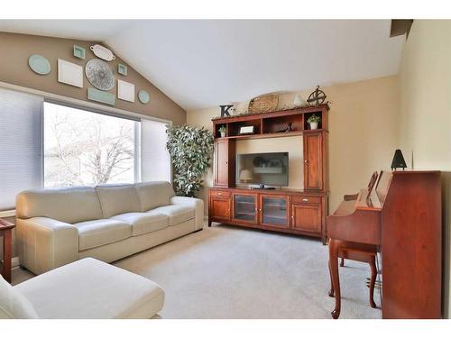 310 Squamish Court West, Lethbridge, AB - Indoor Photo Showing Living Room