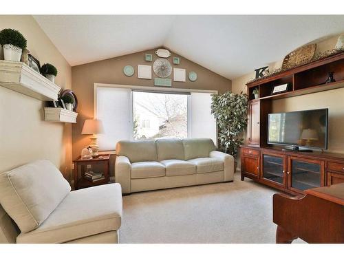 310 Squamish Court West, Lethbridge, AB - Indoor Photo Showing Living Room