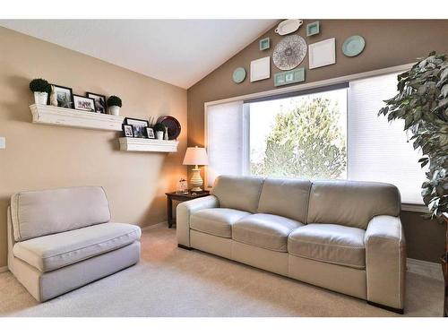 310 Squamish Court West, Lethbridge, AB - Indoor Photo Showing Living Room