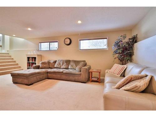 310 Squamish Court West, Lethbridge, AB - Indoor Photo Showing Living Room