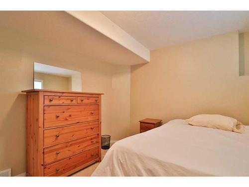 310 Squamish Court West, Lethbridge, AB - Indoor Photo Showing Bedroom