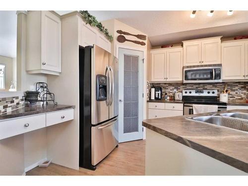 310 Squamish Court West, Lethbridge, AB - Indoor Photo Showing Kitchen With Stainless Steel Kitchen With Double Sink With Upgraded Kitchen