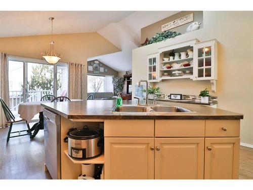 310 Squamish Court West, Lethbridge, AB - Indoor Photo Showing Kitchen With Double Sink