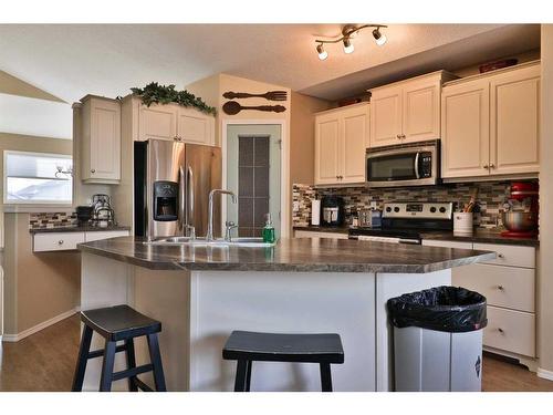 310 Squamish Court West, Lethbridge, AB - Indoor Photo Showing Kitchen With Stainless Steel Kitchen With Upgraded Kitchen