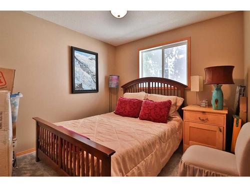 3 Squamish Boulevard West, Lethbridge, AB - Indoor Photo Showing Bedroom