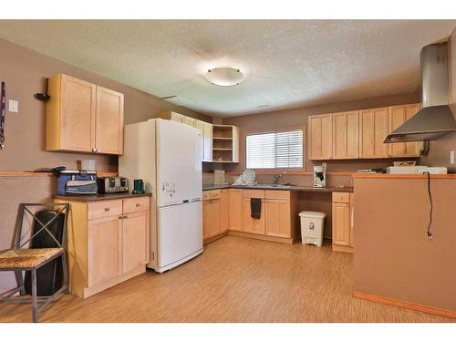 3 Squamish Boulevard West, Lethbridge, AB - Indoor Photo Showing Kitchen