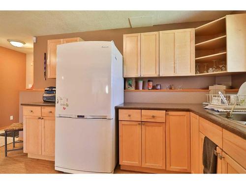 3 Squamish Boulevard West, Lethbridge, AB - Indoor Photo Showing Kitchen