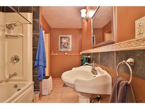 3 Squamish Boulevard West, Lethbridge, AB - Indoor Photo Showing Bathroom