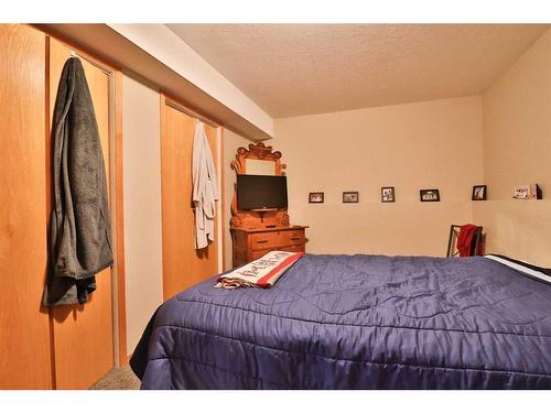 3 Squamish Boulevard West, Lethbridge, AB - Indoor Photo Showing Bedroom