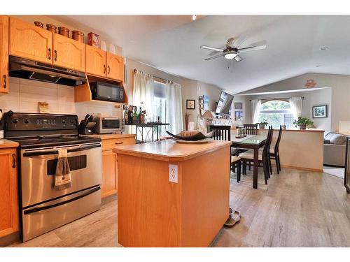 3 Squamish Boulevard West, Lethbridge, AB - Indoor Photo Showing Kitchen