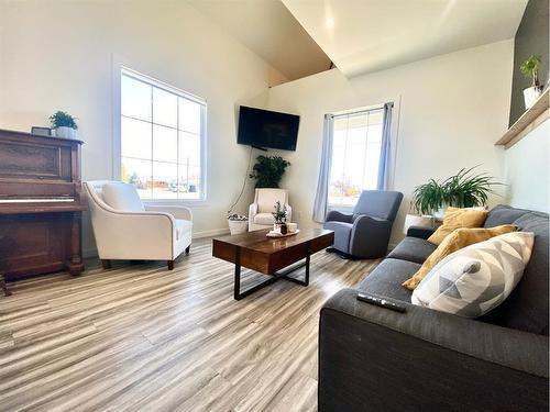 467 21 Street, Fort Macleod, AB - Indoor Photo Showing Living Room