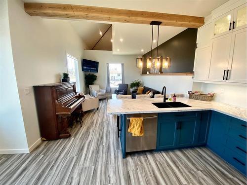 467 21 Street, Fort Macleod, AB - Indoor Photo Showing Kitchen With Double Sink