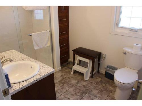 601 Rogers Avenue, Picture Butte, AB - Indoor Photo Showing Bathroom