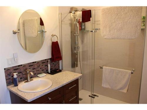 601 Rogers Avenue, Picture Butte, AB - Indoor Photo Showing Bathroom