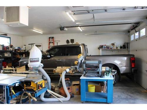 601 Rogers Avenue, Picture Butte, AB - Indoor Photo Showing Garage