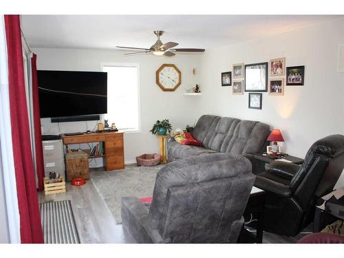 601 Rogers Avenue, Picture Butte, AB - Indoor Photo Showing Living Room